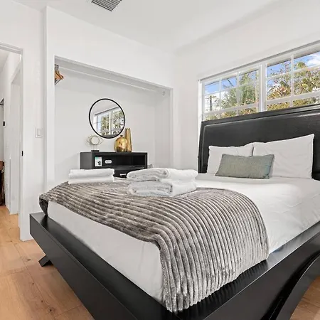 Renovated 3 Rooms House !